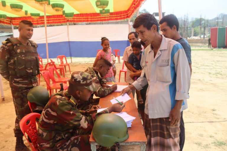 গ্রামবাসীদের চিকিৎসা সেবা প্রদান করল সেনাবাহিনী