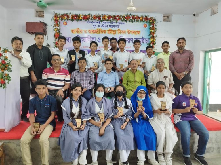 দাবা প্রতিযোগিতায় চ্যাম্পিয়ন ফেনী পাইলট উচ্চ বিদ্যালয়