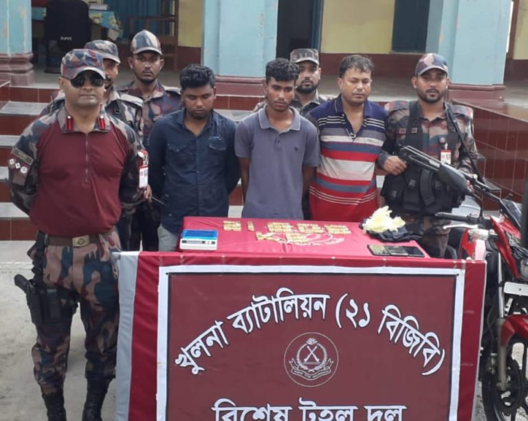 বিজিবির অভিযানে ৬১টি স্বর্ণের বারসহ ৩ পাচারকারী আটক