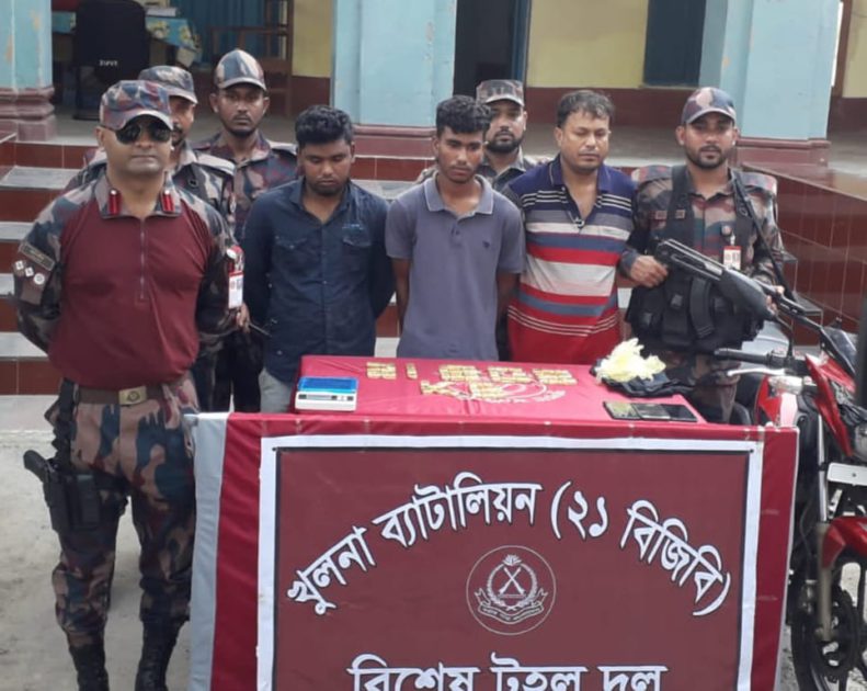 বিজিবির অভিযানে ৬১টি স্বর্ণের বারসহ ৩ পাচারকারী আটক
