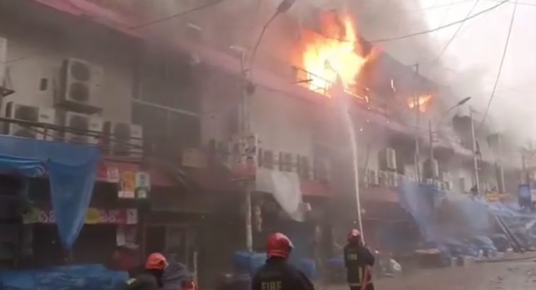 রাজধানীর নিউ সুপার মার্কেটে ভয়াবহ আগুন, নিয়ন্ত্রণে ২৮ ইউনিট