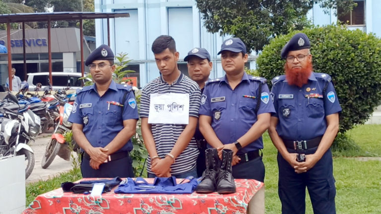 কুমিল্লায় পুলিশের ভূয়া সদস্য আটক