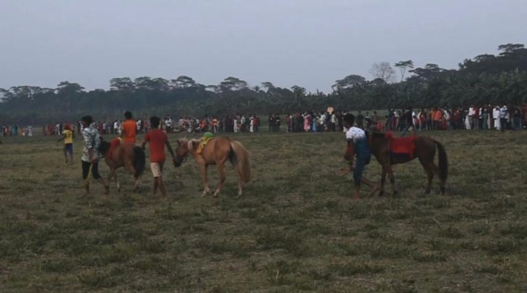 ঈদ উপলক্ষে ঝালকাঠিতে ঐতিহ্যবাহী ঘোড়া দৌড় অনুষ্ঠিত