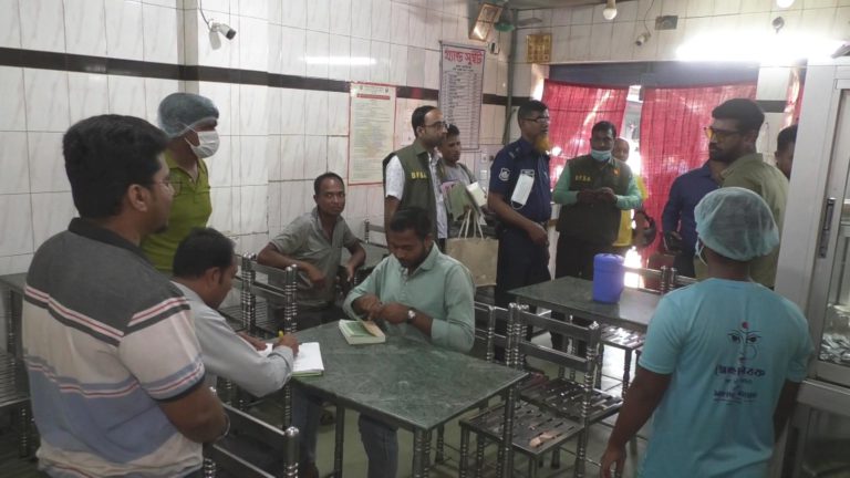 নওগাঁয় ভোক্তা অধিকারের যৌথ অভিযান