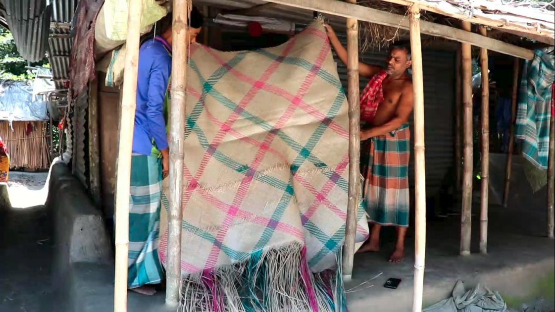 শীতলপাটি তৈরি করে স্বাবলম্বী প্রায় ৫০ পরিবার