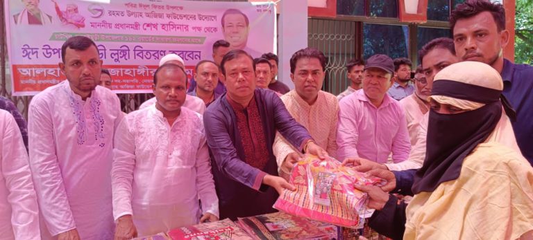 নোয়াখালীতে ৩০ হাজার অসহায় পরিবার পেল ঈদ উপহার