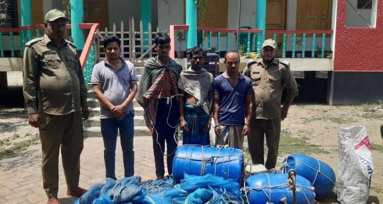 সুন্দরবন থেকে তিন চোরা শিকারি আটক