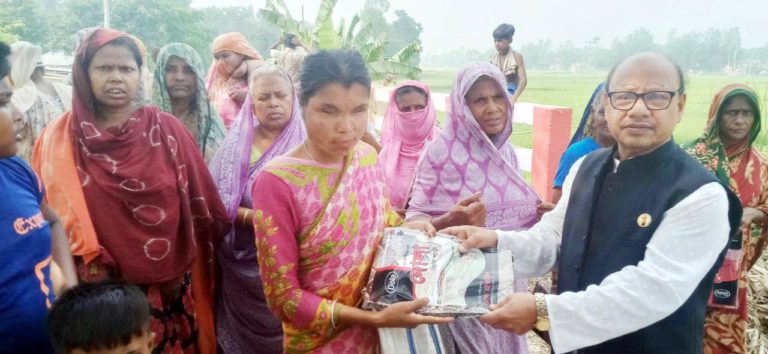 অসহায় পরিবারদের মাঝে আওয়ামী লীগ নেতার ঈদ উপহার বিতরণ