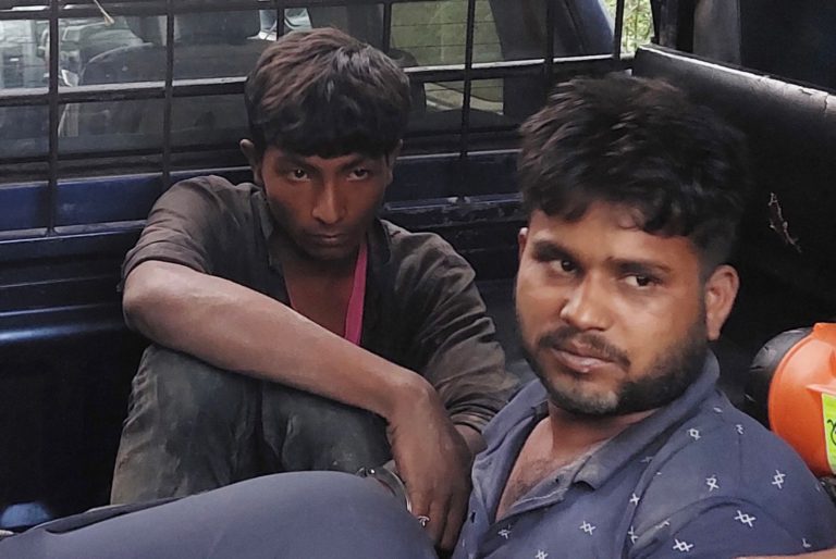 ঝিনাইদহে ডাকাতি করতে গিয়ে জনতার হাতে ধরা