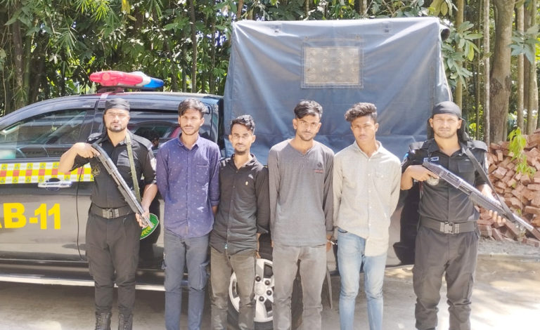 নোয়াখালীর বেগমগঞ্জে অস্ত্র ও গুলিসহ আটক-৪