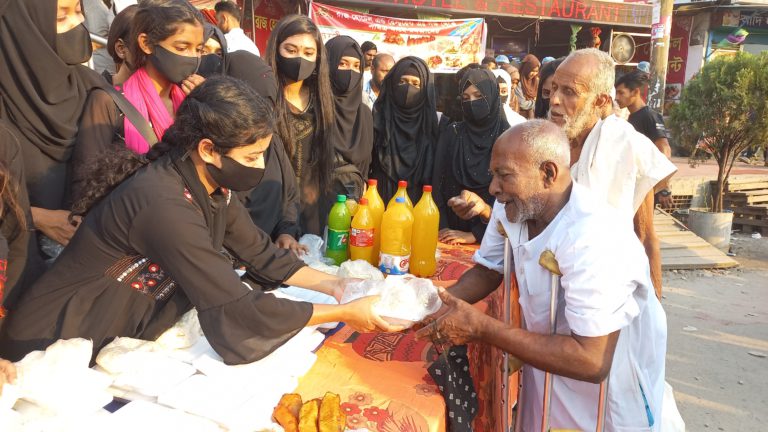 পাঁচ টাকায় ইফতারি দিলো ‘মানবকন্যা’