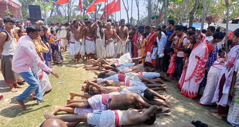 বাগেরহাটে শুরু হয়েছে শত বছরের ঐতিহ্যবাহী গোপাল সাধুর মেলা