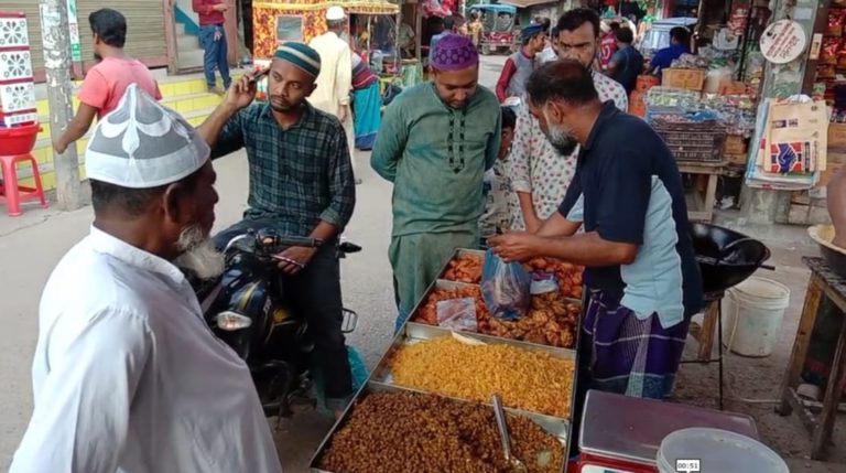 পটুয়াখালীতে প্রতিনিয়ত মুখরোচরক ইফতারের পসরা