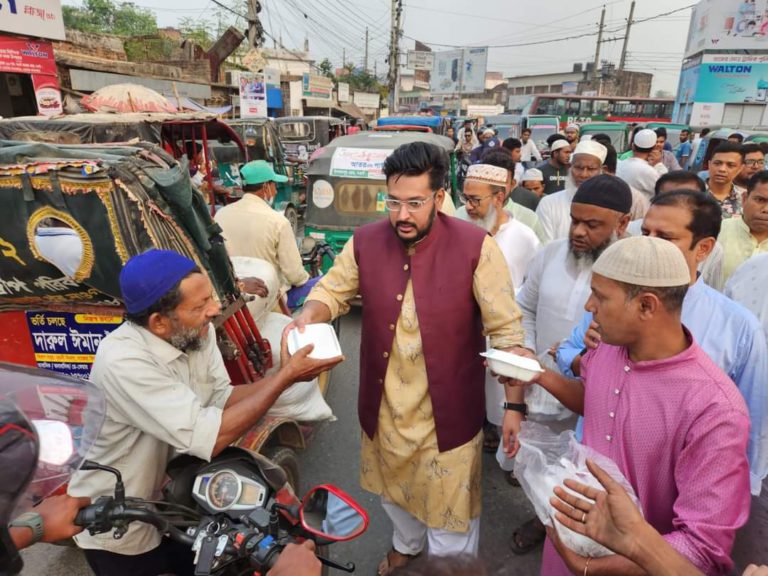 নওগাঁয় খেটে খাওয়া মানুষদের পাশে ইফতার সামগ্রী নিয়ে এমপি জন