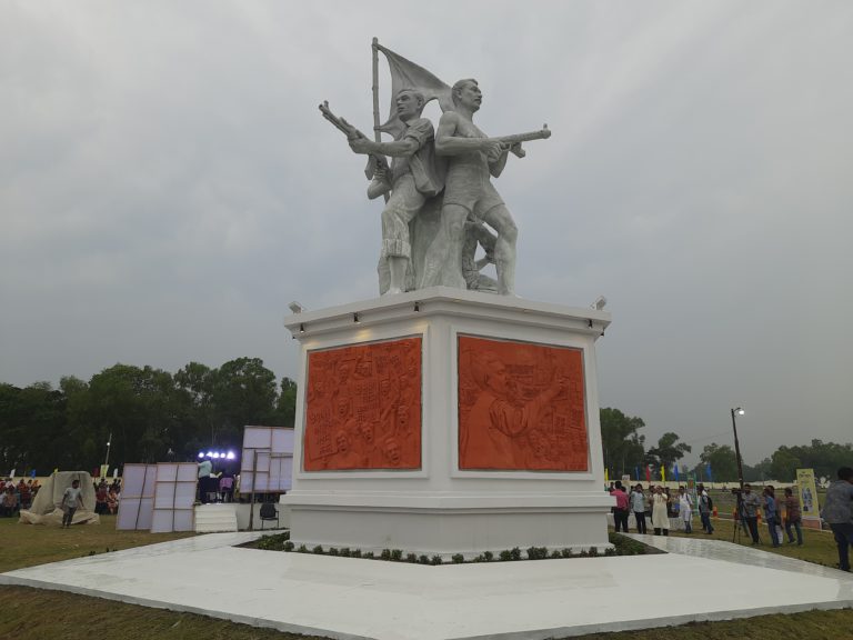 সিরাজগঞ্জে যমুনার তীরে স্থাপন হলো ‘মুক্তির সংগ্রাম’ ভাস্কর্য