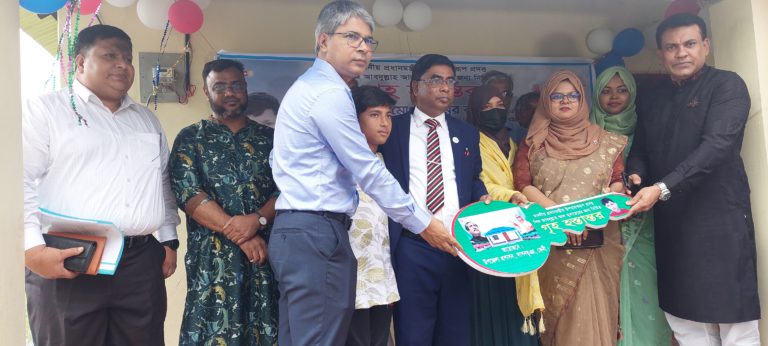 সেই মোনায়েমকে প্রধানমন্ত্রীর উপহারের ঘর হস্তান্তর