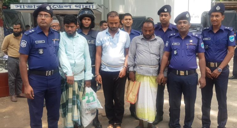 ব্যাংকের ২৫ লাখ টাকা ছিনতাই, তিনজন গ্রেপ্তার