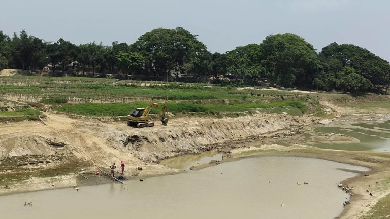 নওগাঁয় ইজারা ছাড়াই নদীর মাটি ও বালু হরিলুট