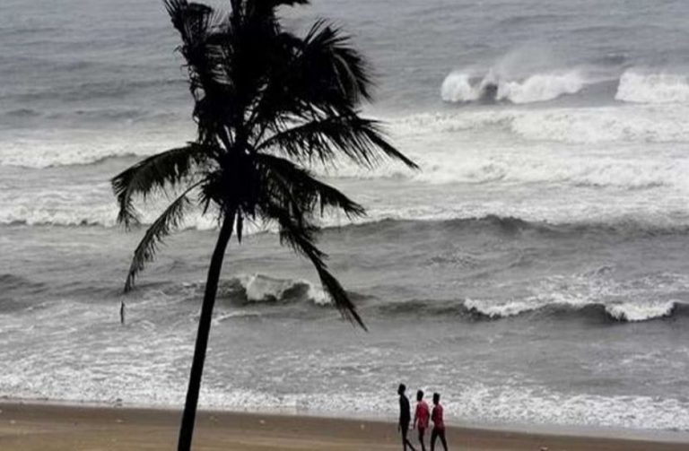 কক্সবাজারে ১০ নম্বর মহাবিপদ সংকেত