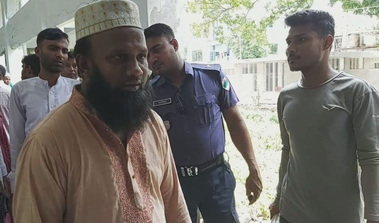 আদালতের বারান্দায় প্রতিপক্ষকে ছুরিকাঘাত!
