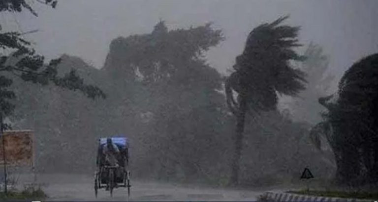 মোখার অগ্রভাগ অতিক্রম করছে কক্সবাজারে , বাতাসের গতিবেগ ২১৫