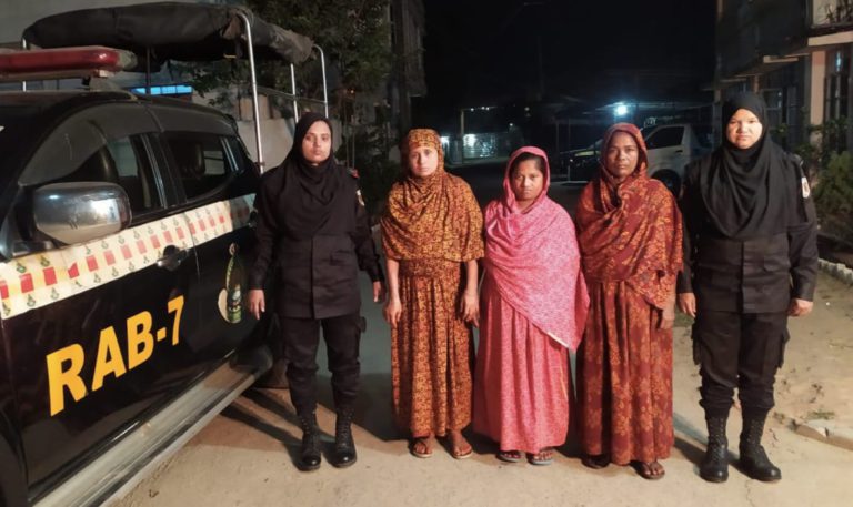 ফেনীতে ভেজাল মশলা ও রাসায়নিক রঙ সহ ৩ নারী আটক
