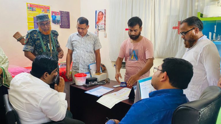 রাষ্ট্রবিজ্ঞানে পড়ে করছেন ডাক্তারি, রোগী সেজে ধরলেন ইউএনও