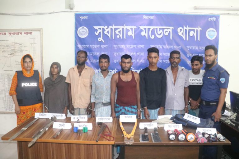 নোয়াখালীতে অস্ত্র ও গুলি সহ ৭ ডাকাত আটক