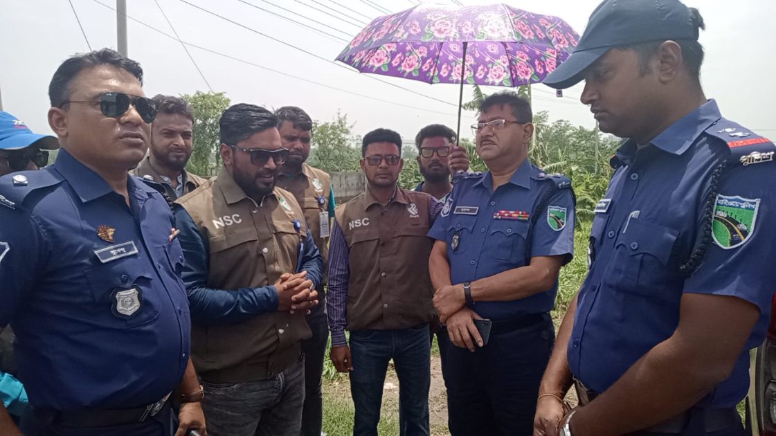 ঢাকার ধামরাই মহাসড়কে অভিযান পরিচালনা করেছে হাইওয়ে থানা পুলিশ