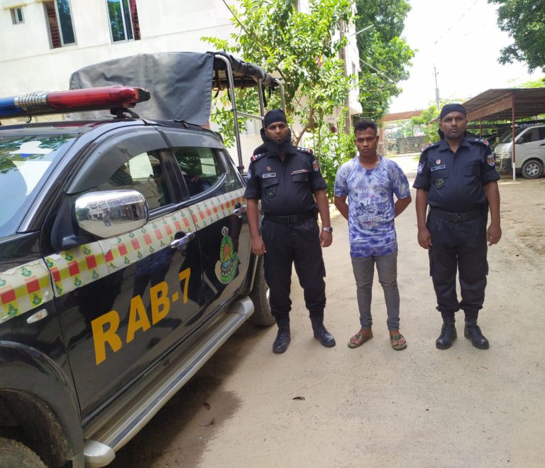 ২৩ লাখ টাকার ভারতীয় কাপড় ও ট্যাবলেটসহ যুবক গ্রেপ্তার