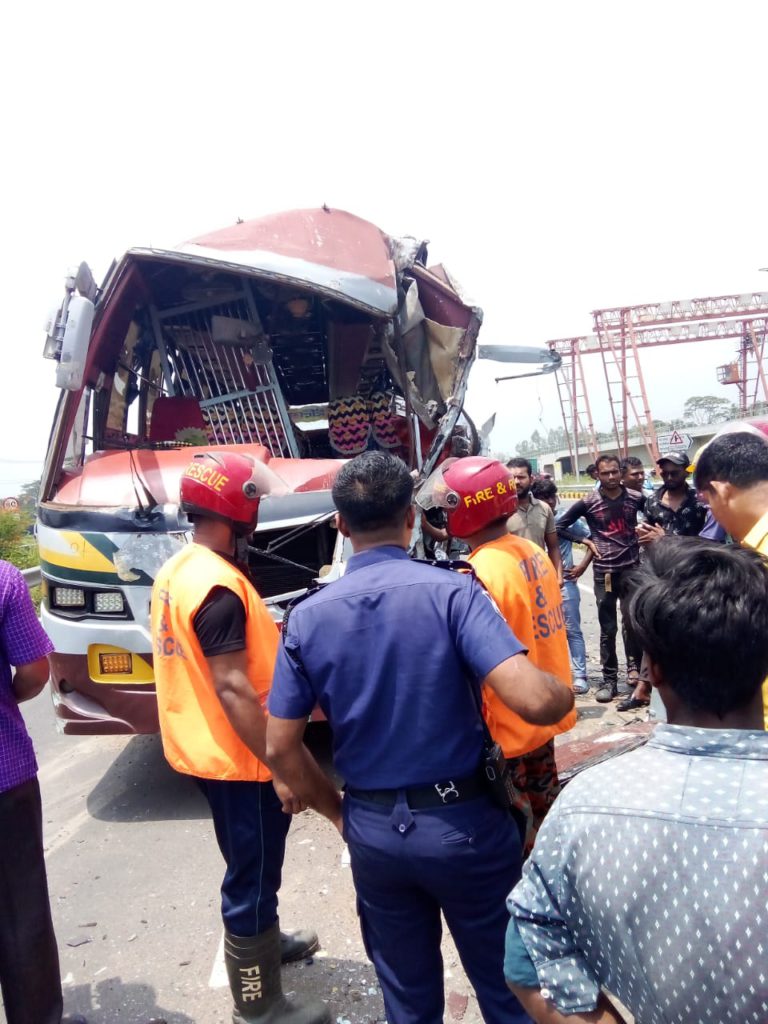 ঢাকা-মাওয়া এক্সপ্রেসওয়ে বাস ও পিকাপের সংঘর্ষ, আহত ৪