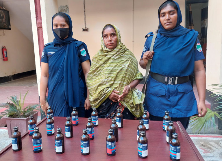 ঝিনাইদহে ফেনসিডিলসহ নারী মাদক ব্যবসায়ী আটক