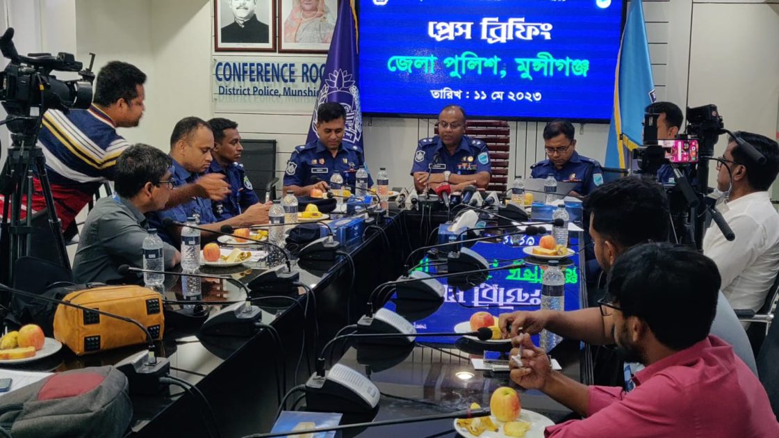 মুন্সীগঞ্জ র্স্বনের দোকানের ডাকাতির ঘটনায় তিন ডাকাত গ্রেপ্তার