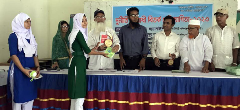 নওগাঁয় দুর্নীতি বিরোধী বিতর্ক প্রতিযোগিতা অনুষ্ঠিত