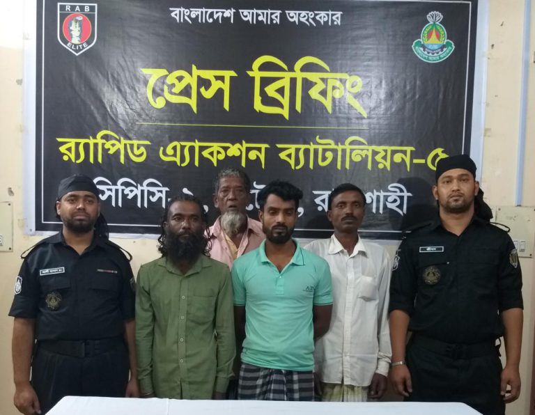 নাটোরে ১৬ কেজি গাঁজাসহ পাঁচ মাদক ব্যবসায়ী আটক