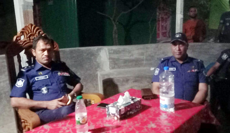 চার ঘন্টা অবরুদ্ধ থাকার পর অনুতপ্ত হয়ে রক্ষা পেলেন এএসপি-ওসি