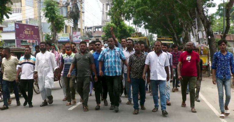 পিরোজপুরে বাস মালিক সমিতির নানা দুর্নীতির বিরুদ্ধে বিক্ষোভ মিছিল