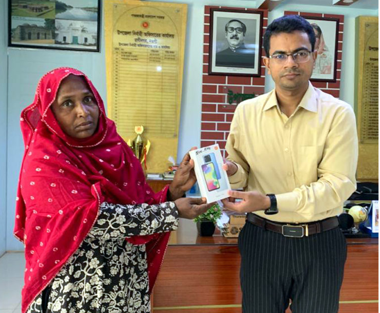 দৃষ্টি প্রতিবন্ধী আশিকের পাশে ইউএনও শাহাদাত