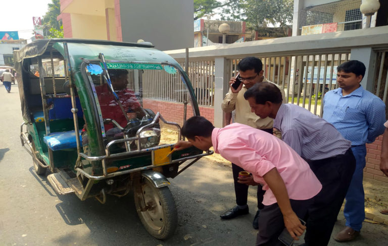 যানবাহনের তীব্র আলোর লাইট অপসারণে অভিযান