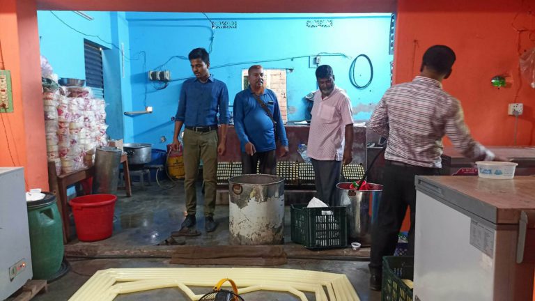 সাতক্ষীরায় সরকারী অনুমোদনহীন দুটি ফ্যাক্টরী থেকে মালামাল জব্দ