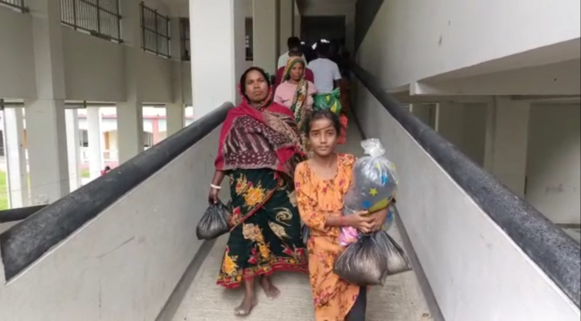ফেনীর আশ্রয়কেন্দ্র থেকে বাড়ি ফিরতে শুরু করেছে মানুষ