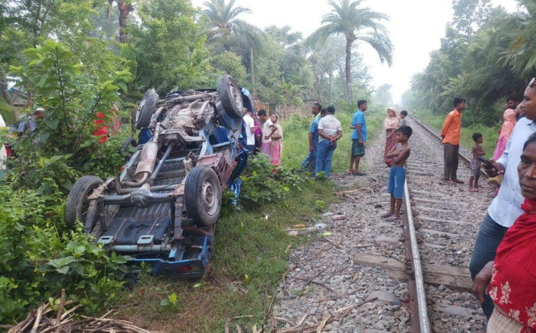 খুলনায় পিকআপ-ট্রেন সংঘর্ষ, নিহত ১