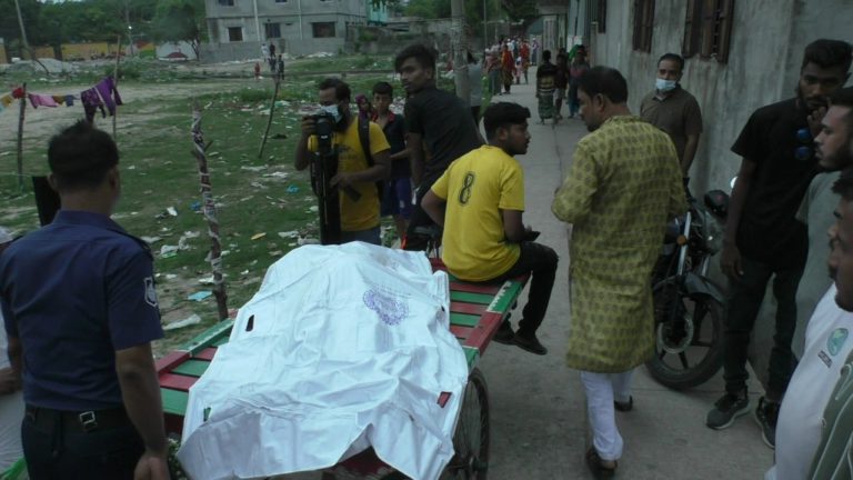 নারায়ণগঞ্জে হাত পায়ের রগ কেটে নারীকে হত্যা