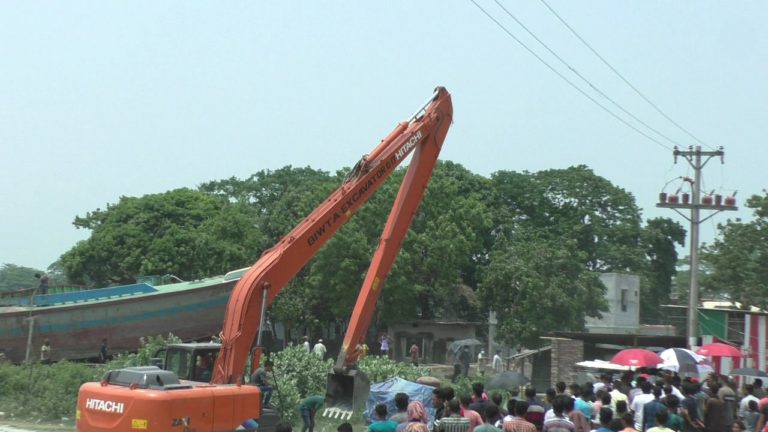নারায়ণগঞ্জে অর্ধশতাধিক অবৈধ স্থাপনা উচ্ছেদ