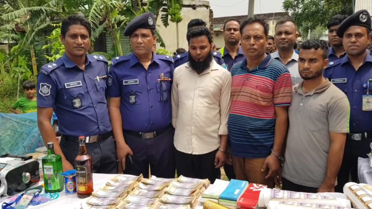 সাভারে একটি পোশাক কারখানার জাল টাকাসহ আটক ৩