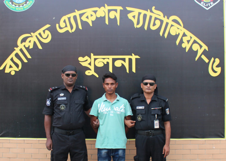 পুলিশ পরিচয়ে সম্পর্ক, খেলনা পিস্তলসহ প্রতারক গ্রেপ্তার