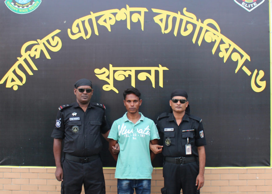 পুলিশ পরিচয়ে সম্পর্ক, খেলনা পিস্তলসহ প্রতারক গ্রেপ্তার