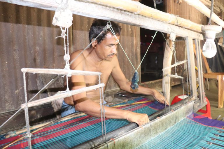 হারিয়ে যেতে বসেছে ঝালকাঠির হাতে বুনা গামছা