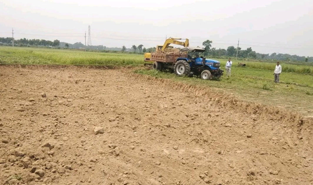 ঝিনাইদহে ফসলি জমি থেকে মাটি কেটে ইট ভাটায় বিক্রি