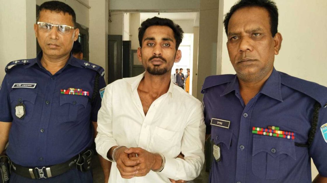 বাবাকে কুপিয়ে হত্যার পর ৯৯৯ এ ফোন, নেশাগ্রস্ত ছেলে আটক